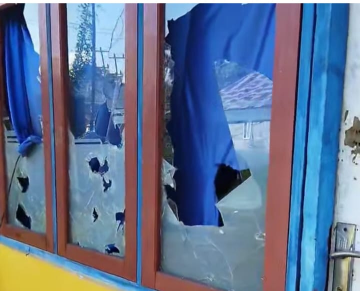 Kaca kantor PWI Solok Selatan dalam kondisi pecah
